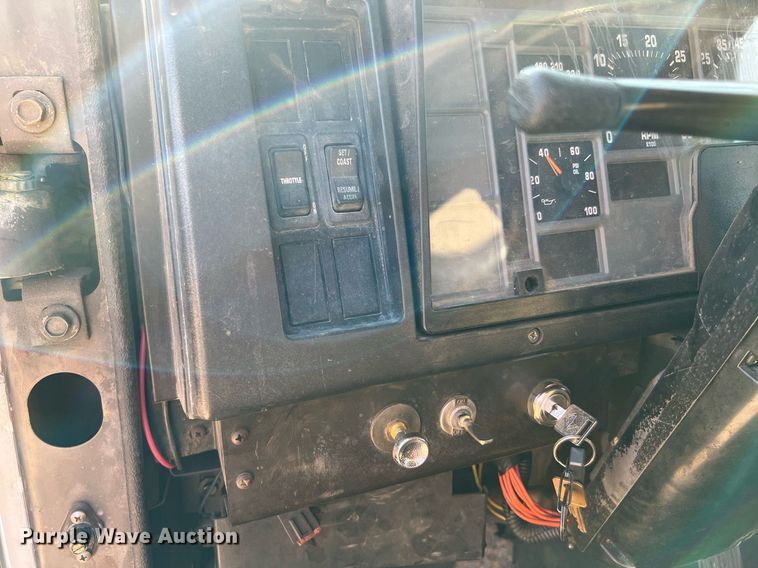 image for item DQ2197 1995 International 4700  utility / service truck