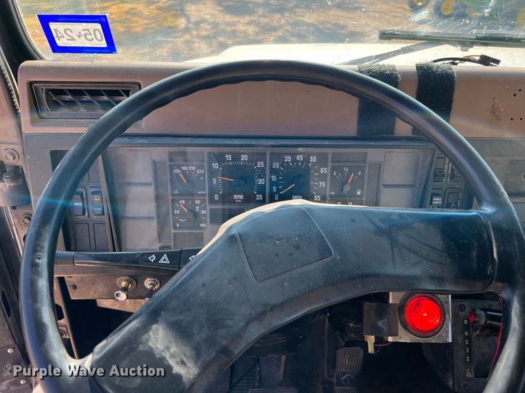 image for item DQ2197 1995 International 4700  utility / service truck