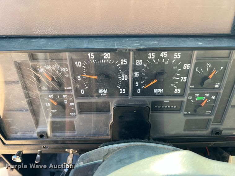 image for item DQ2197 1995 International 4700  utility / service truck