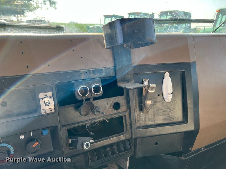 image for item DQ2197 1995 International 4700  utility / service truck