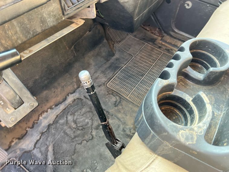 image for item DQ2197 1995 International 4700  utility / service truck