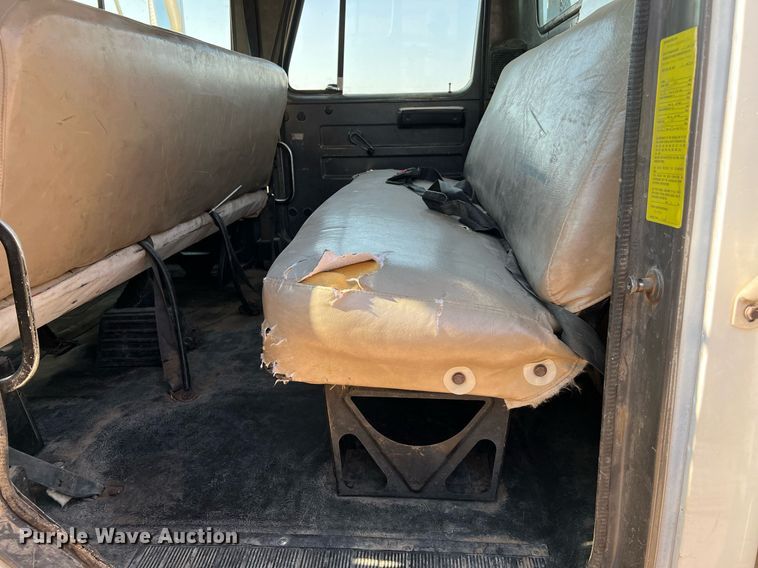 image for item DQ2197 1995 International 4700  utility / service truck