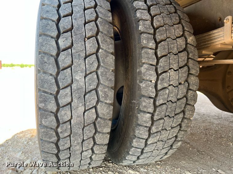 image for item DQ2197 1995 International 4700  utility / service truck