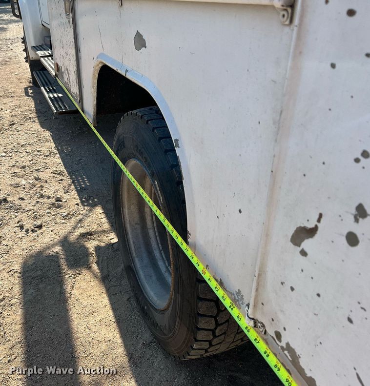 image for item DQ2197 1995 International 4700  utility / service truck