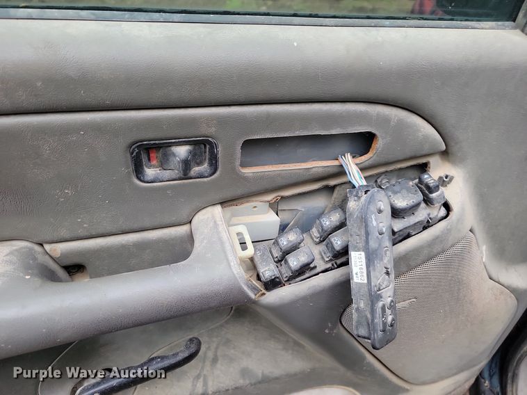 image for item DQ7509 2005 Chevrolet Suburban  SUV