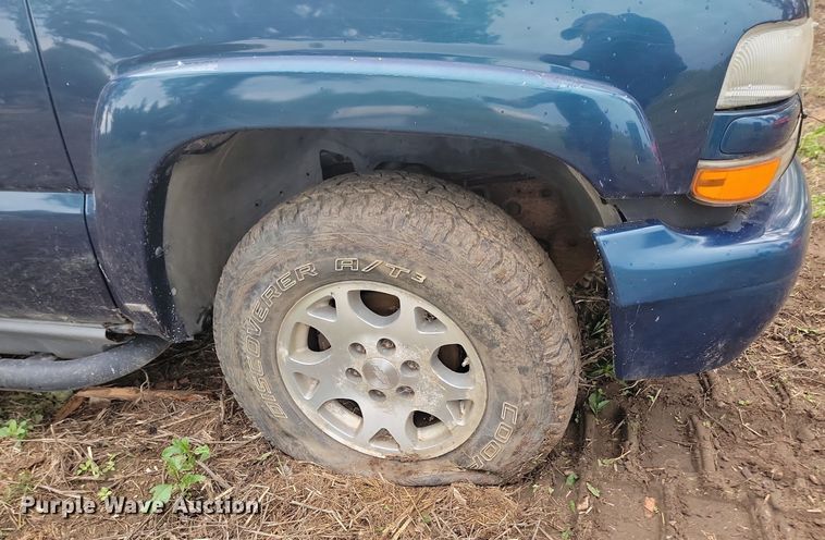 image for item DQ7509 2005 Chevrolet Suburban  SUV