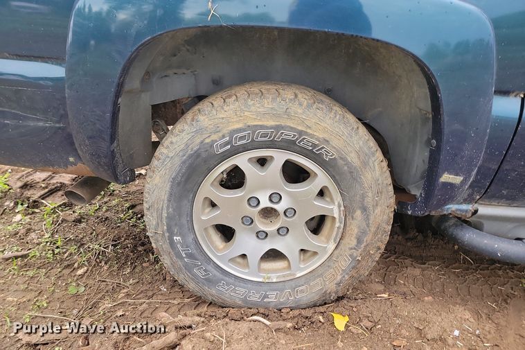 image for item DQ7509 2005 Chevrolet Suburban  SUV