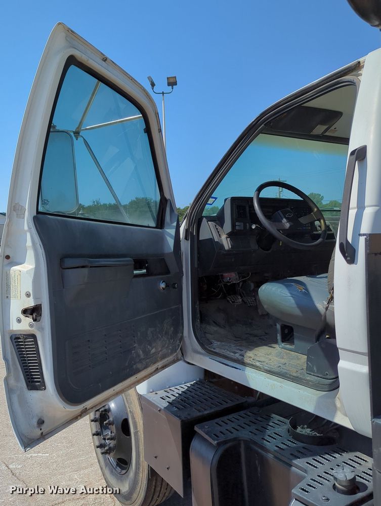 image for item DR6984 1998 Chevrolet C6500  flatbed truck