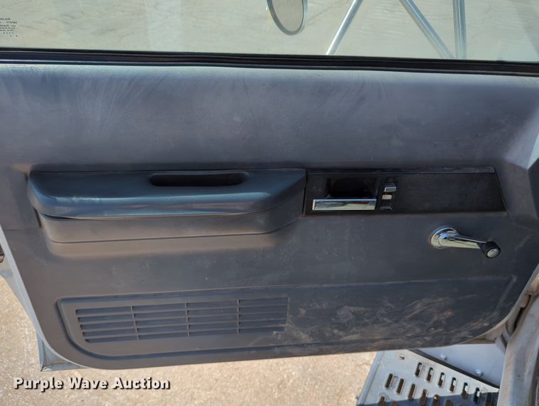 image for item DR6984 1998 Chevrolet C6500  flatbed truck