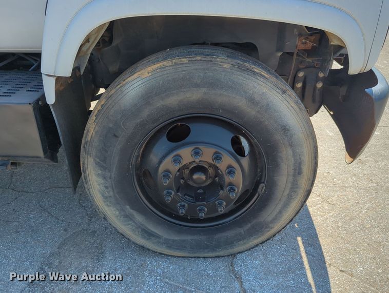 image for item DR6984 1998 Chevrolet C6500  flatbed truck