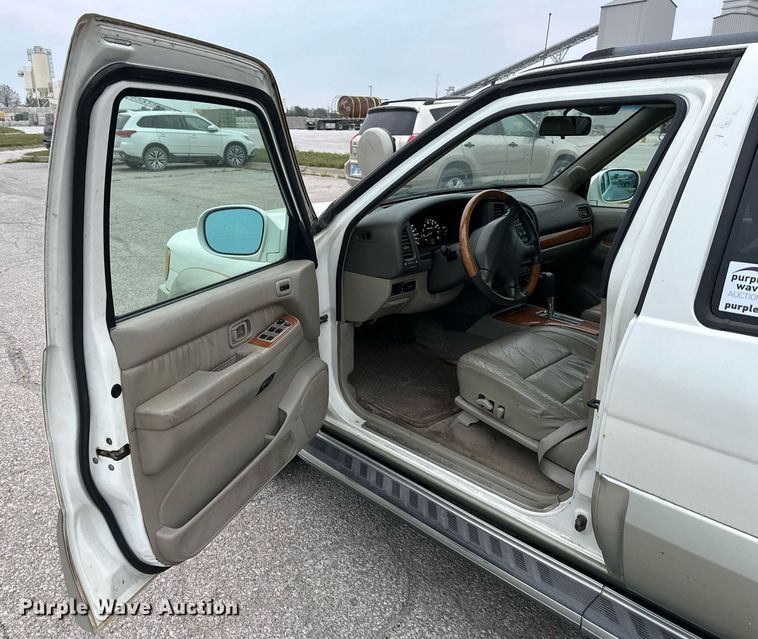 image for item DS2293 2001 Infinity QX4  SUV