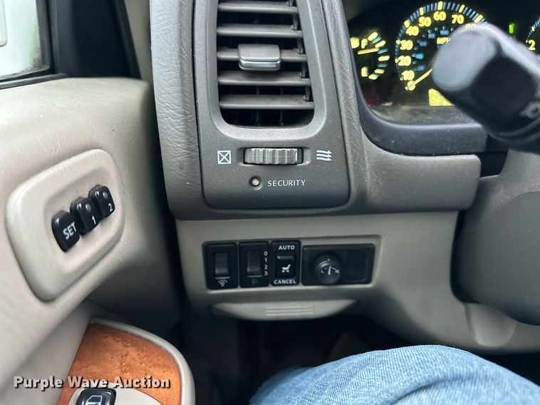 image for item DS2293 2001 Infinity QX4  SUV