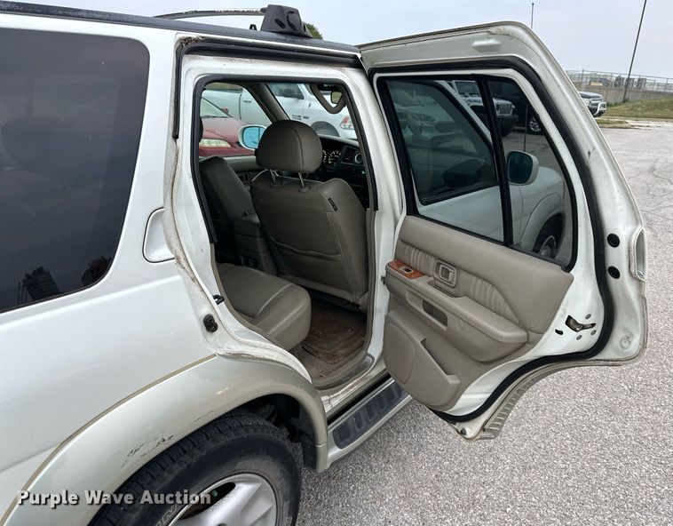 image for item DS2293 2001 Infinity QX4  SUV