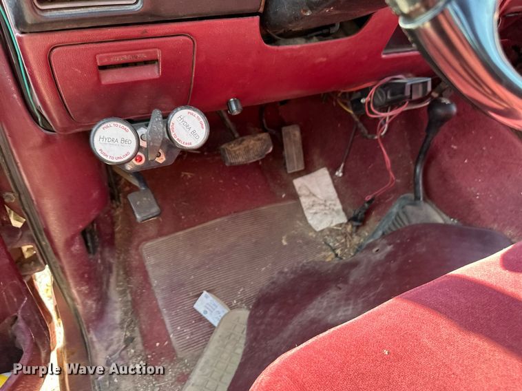 image for item DS7156 1997 Ford F250 HD SuperCab bale bed pickup truck