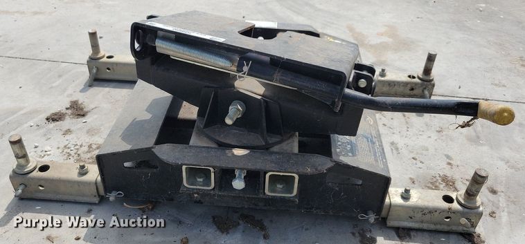 image for item IQ9890 Super Glide 3300  fifth wheel plate