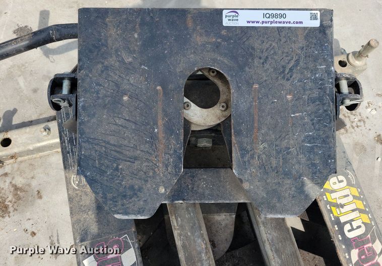 image for item IQ9890 Super Glide 3300  fifth wheel plate