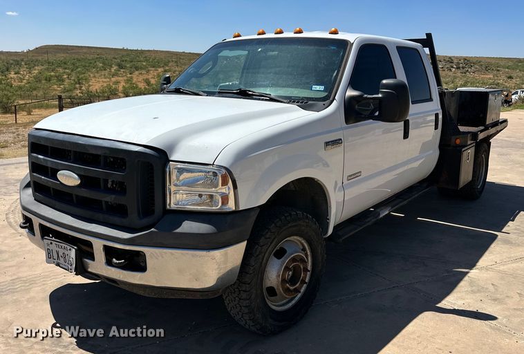 image for item KM9811 2006 Ford F350 Super Duty  Crew Cab flatbed pickup truck