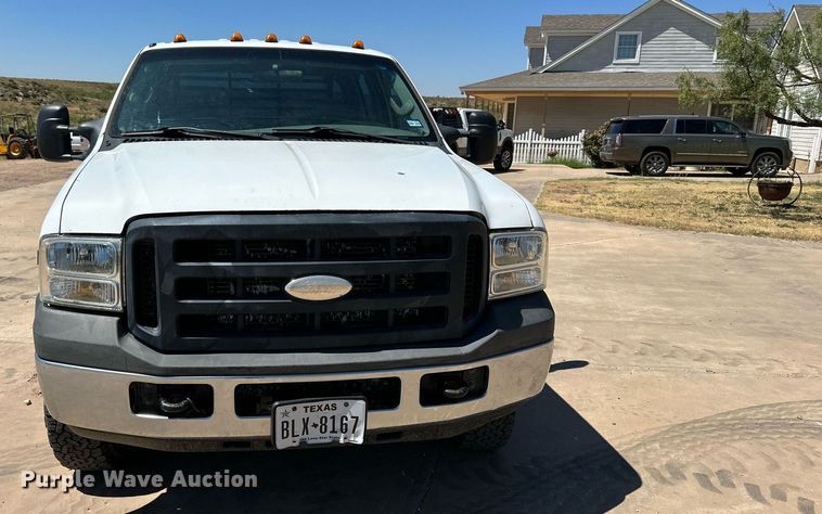 image for item KM9811 2006 Ford F350 Super Duty  Crew Cab flatbed pickup truck