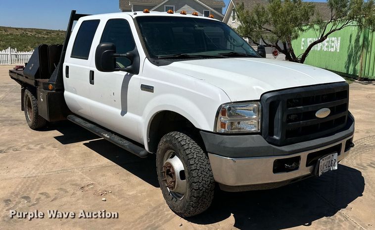 image for item KM9811 2006 Ford F350 Super Duty  Crew Cab flatbed pickup truck