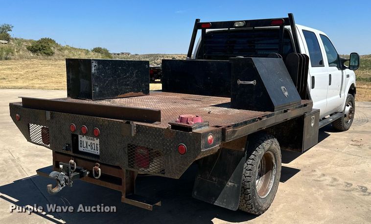 image for item KM9811 2006 Ford F350 Super Duty  Crew Cab flatbed pickup truck
