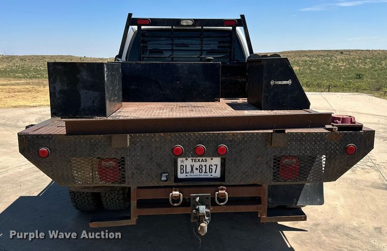 image for item KM9811 2006 Ford F350 Super Duty  Crew Cab flatbed pickup truck