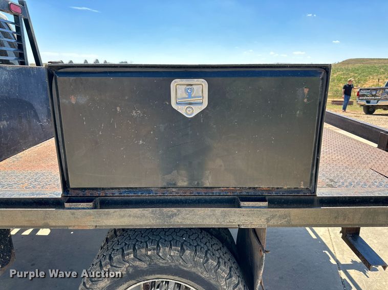 image for item KM9811 2006 Ford F350 Super Duty  Crew Cab flatbed pickup truck