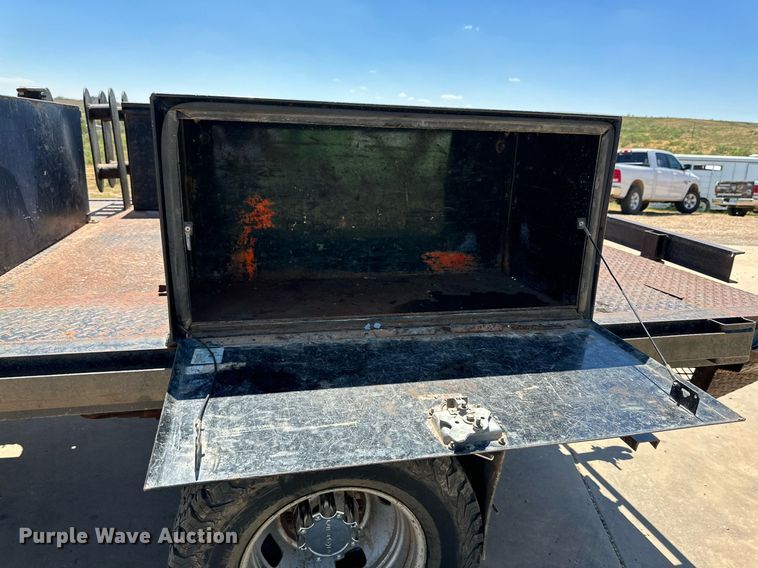 image for item KM9811 2006 Ford F350 Super Duty  Crew Cab flatbed pickup truck