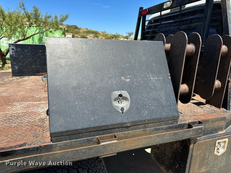 image for item KM9811 2006 Ford F350 Super Duty  Crew Cab flatbed pickup truck