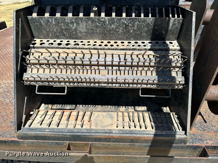 image for item KM9811 2006 Ford F350 Super Duty  Crew Cab flatbed pickup truck