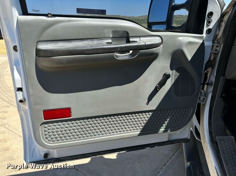 image for item KM9811 2006 Ford F350 Super Duty  Crew Cab flatbed pickup truck