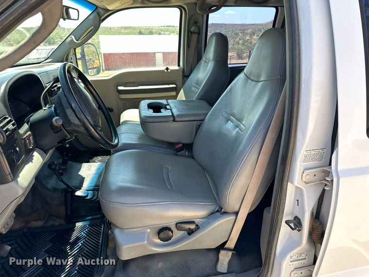 image for item KM9811 2006 Ford F350 Super Duty  Crew Cab flatbed pickup truck