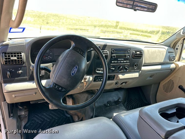 image for item KM9811 2006 Ford F350 Super Duty  Crew Cab flatbed pickup truck