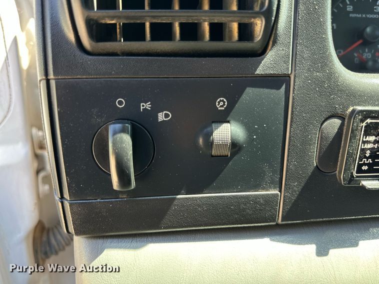 image for item KM9811 2006 Ford F350 Super Duty  Crew Cab flatbed pickup truck