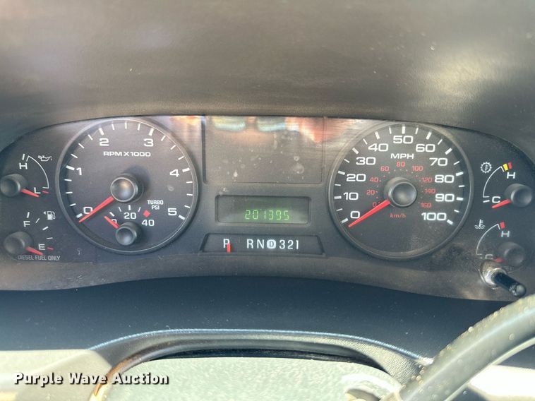 image for item KM9811 2006 Ford F350 Super Duty  Crew Cab flatbed pickup truck