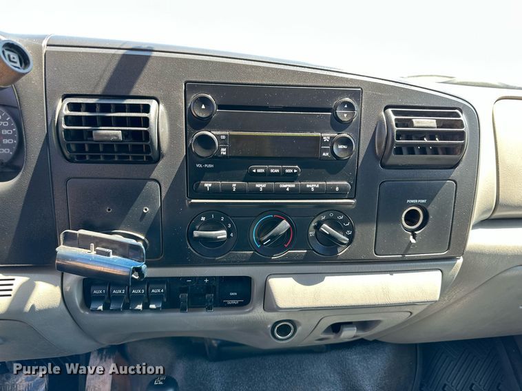 image for item KM9811 2006 Ford F350 Super Duty  Crew Cab flatbed pickup truck