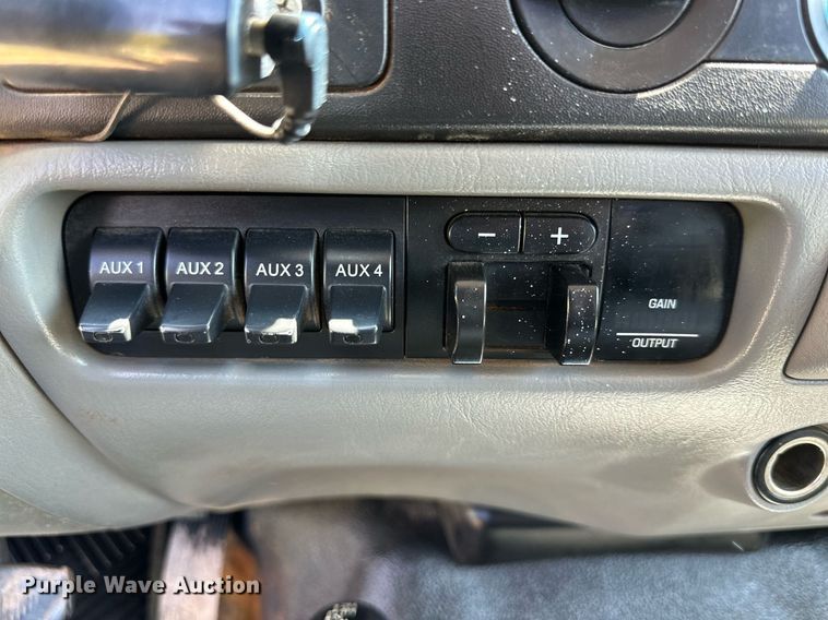 image for item KM9811 2006 Ford F350 Super Duty  Crew Cab flatbed pickup truck