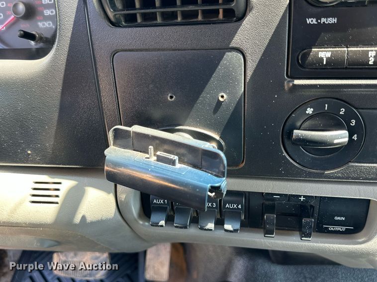 image for item KM9811 2006 Ford F350 Super Duty  Crew Cab flatbed pickup truck