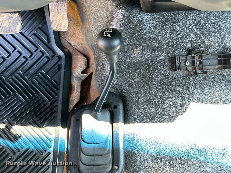 image for item KM9811 2006 Ford F350 Super Duty  Crew Cab flatbed pickup truck