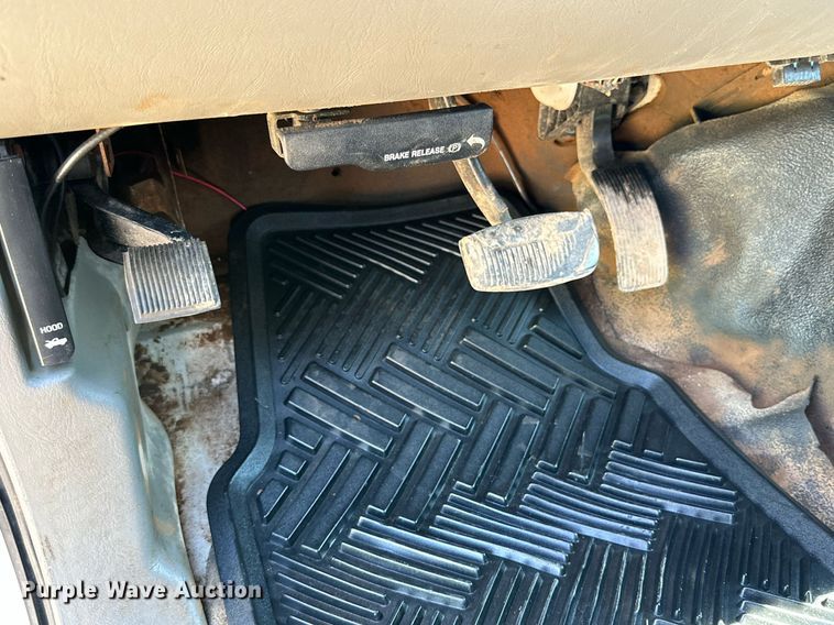 image for item KM9811 2006 Ford F350 Super Duty  Crew Cab flatbed pickup truck