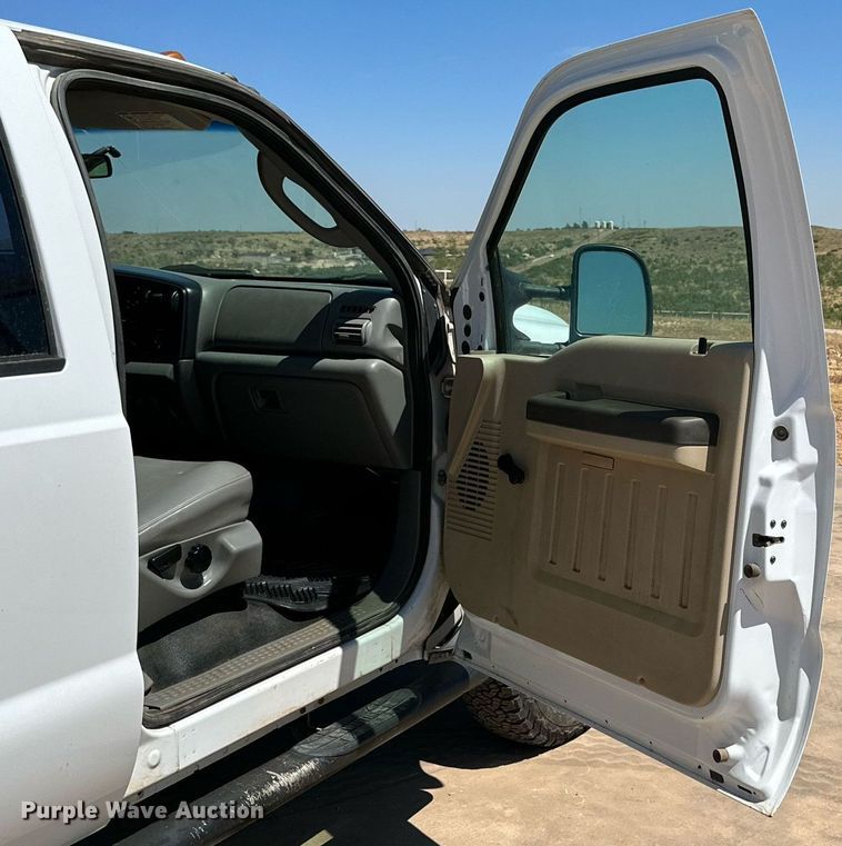 image for item KM9811 2006 Ford F350 Super Duty  Crew Cab flatbed pickup truck