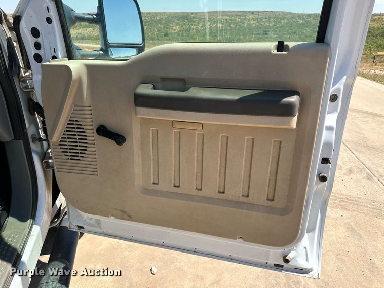 image for item KM9811 2006 Ford F350 Super Duty  Crew Cab flatbed pickup truck