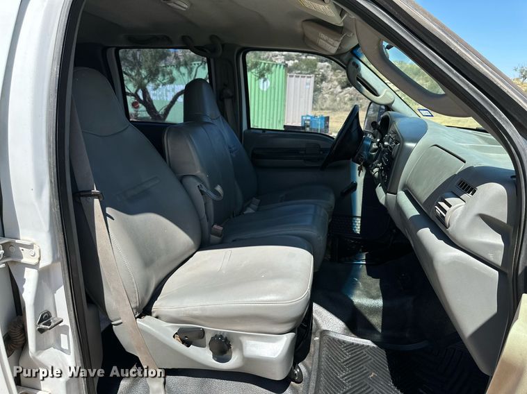 image for item KM9811 2006 Ford F350 Super Duty  Crew Cab flatbed pickup truck