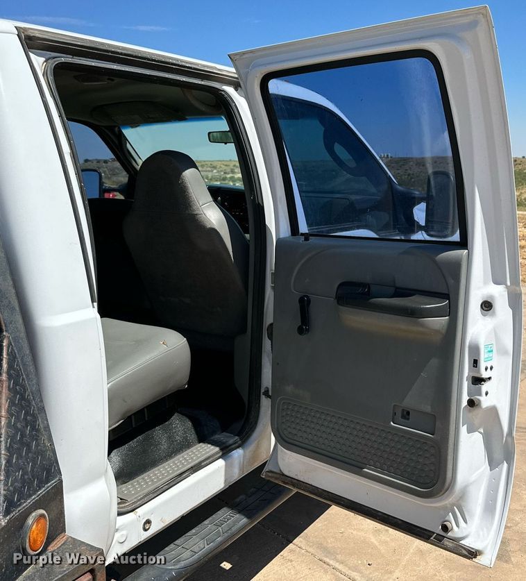 image for item KM9811 2006 Ford F350 Super Duty  Crew Cab flatbed pickup truck