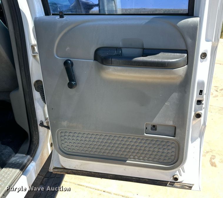 image for item KM9811 2006 Ford F350 Super Duty  Crew Cab flatbed pickup truck