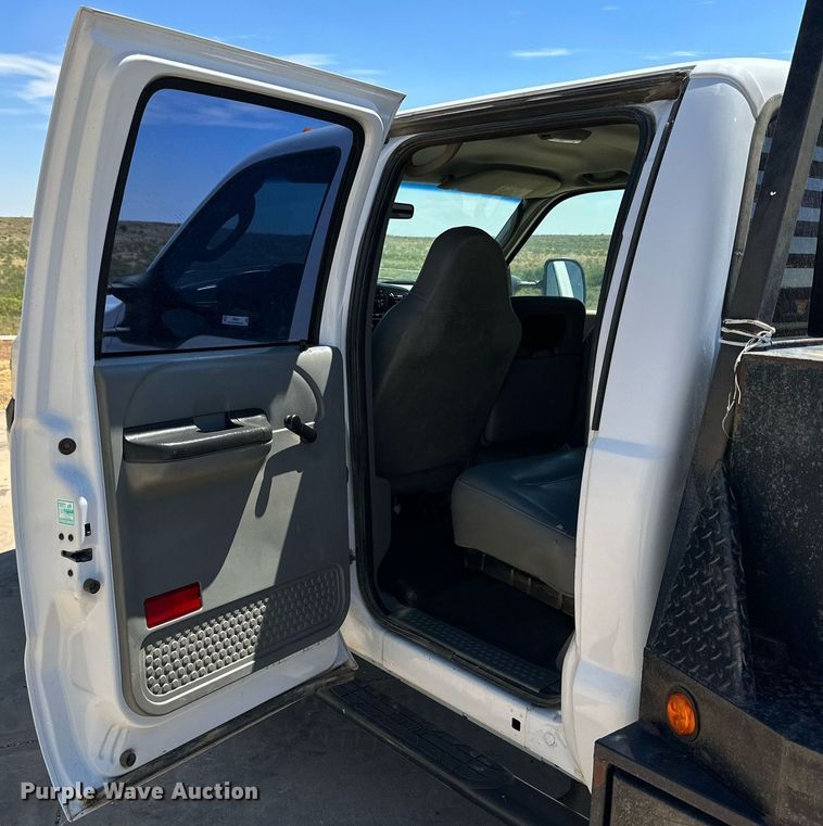 image for item KM9811 2006 Ford F350 Super Duty  Crew Cab flatbed pickup truck