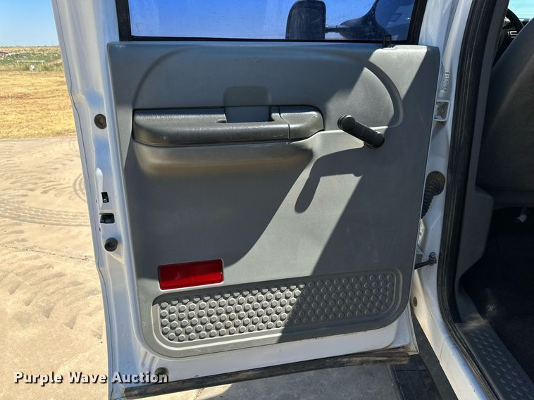 image for item KM9811 2006 Ford F350 Super Duty  Crew Cab flatbed pickup truck