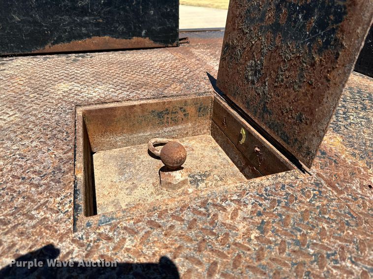 image for item KM9811 2006 Ford F350 Super Duty  Crew Cab flatbed pickup truck