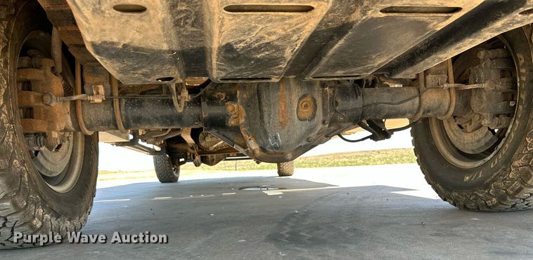 image for item KM9811 2006 Ford F350 Super Duty  Crew Cab flatbed pickup truck