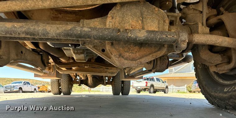 image for item KM9811 2006 Ford F350 Super Duty  Crew Cab flatbed pickup truck