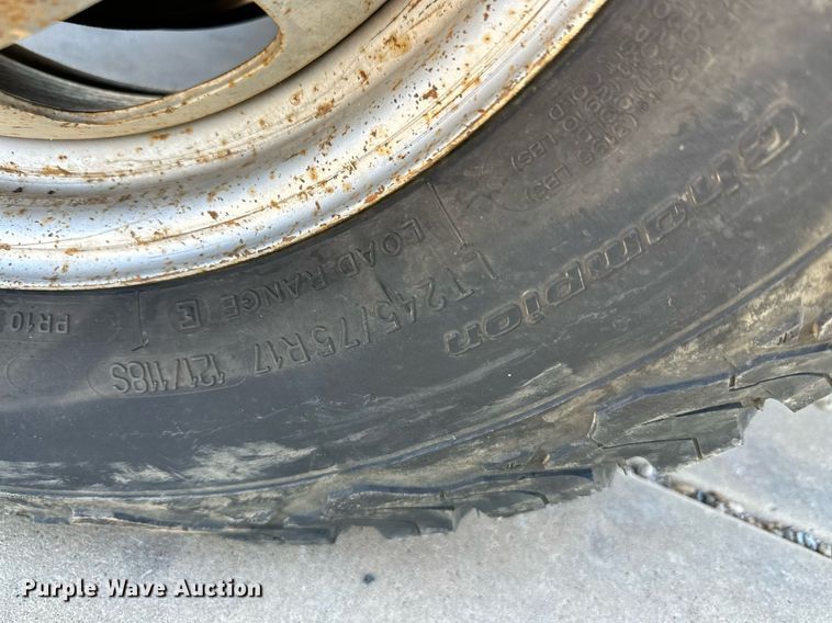 image for item KM9811 2006 Ford F350 Super Duty  Crew Cab flatbed pickup truck